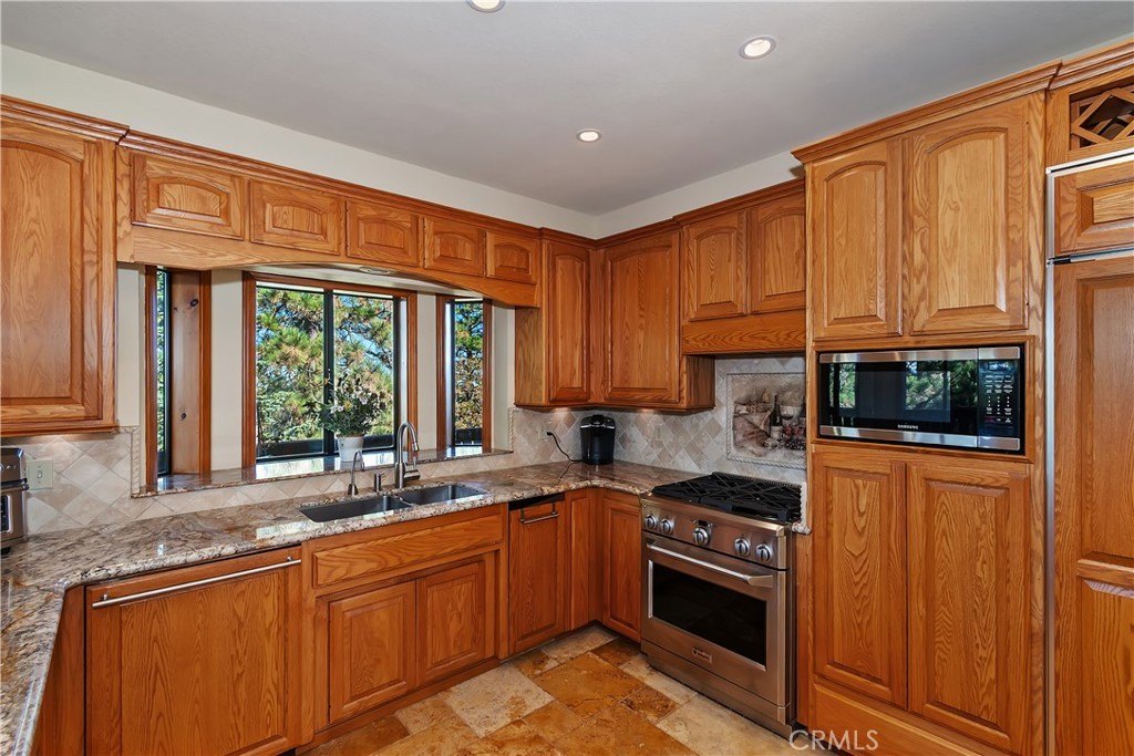 Lake Arrowhead, California, 92352, United States, 4 Bedrooms Bedrooms, ,3 BathroomsBathrooms,Residential,Forsale,2000289