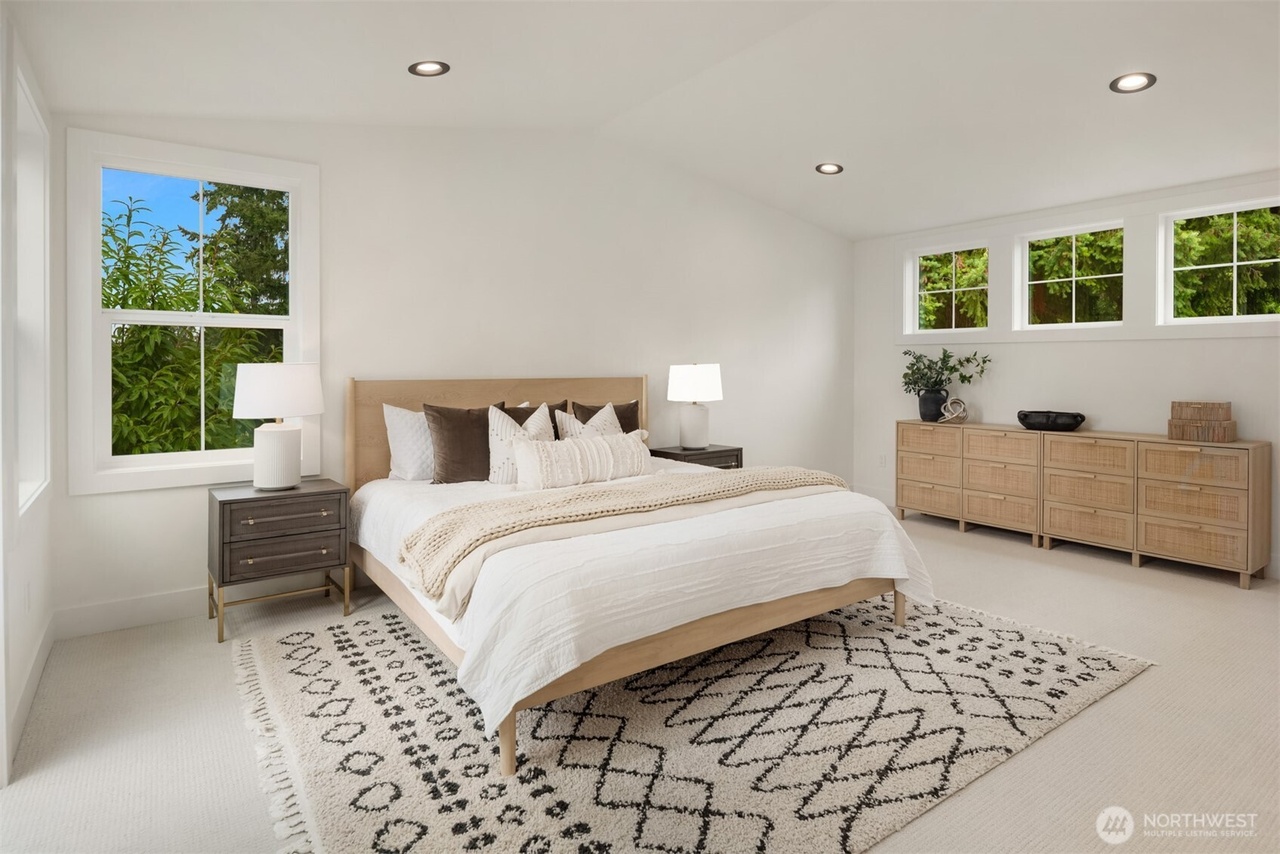 Kirkland, Washington, 98033, United States, 5 Bedrooms Bedrooms, ,4 BathroomsBathrooms,Residential,Forsale,1990717