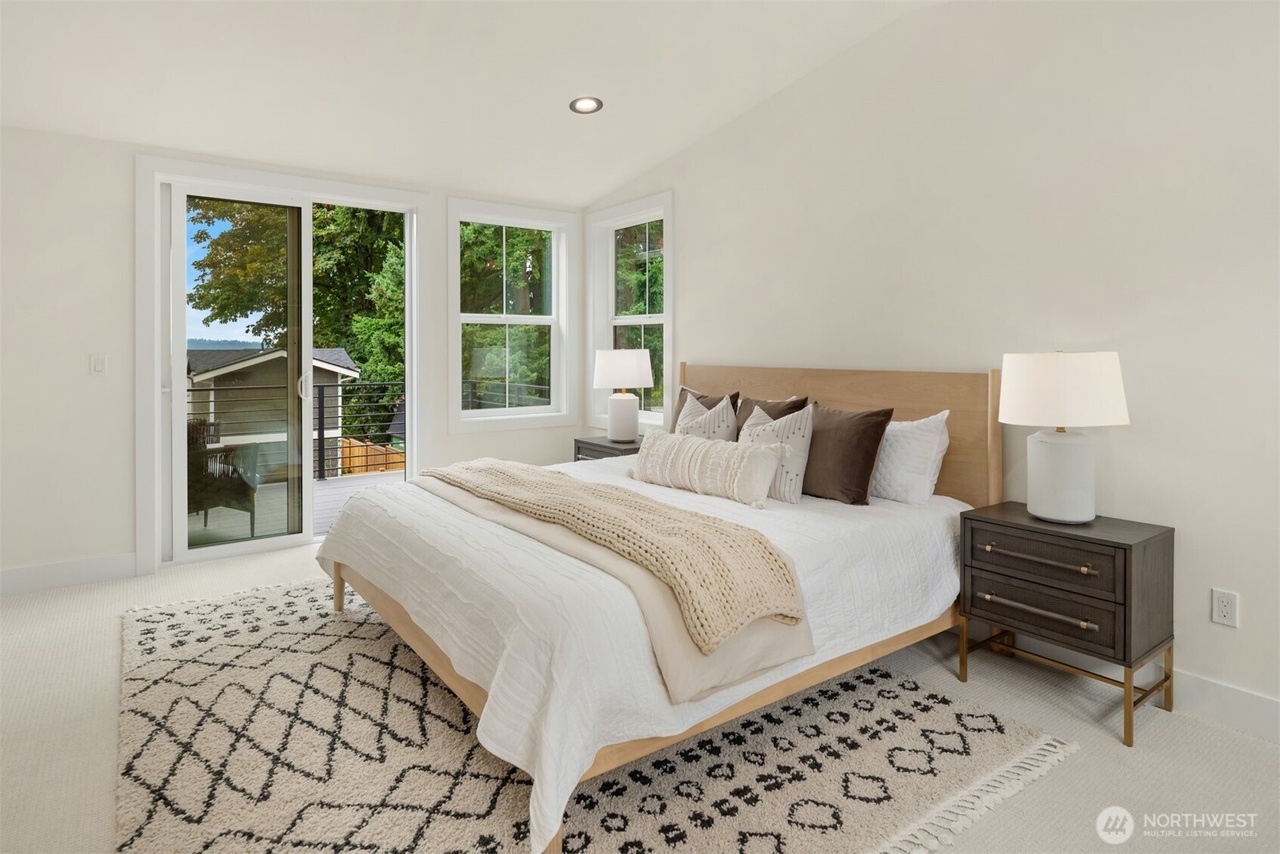 Kirkland, Washington, 98033, United States, 5 Bedrooms Bedrooms, ,4 BathroomsBathrooms,Residential,Forsale,1990717