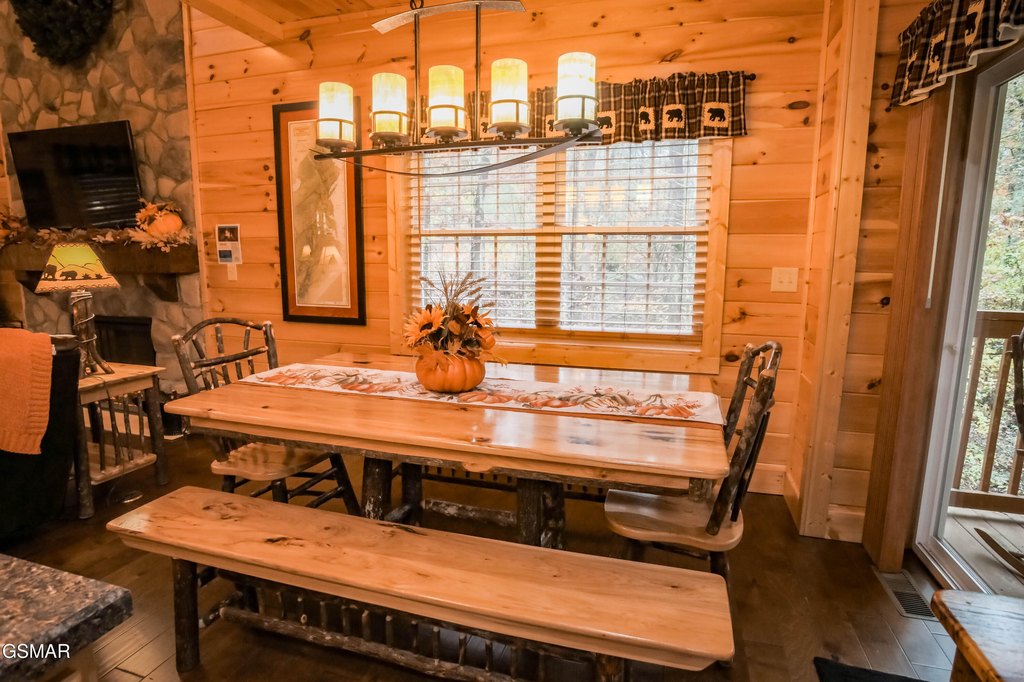 Sevierville, Tennessee, 37862, United States, 2 Bedrooms Bedrooms, ,2.5 BathroomsBathrooms,Residential,Forsale,1999461