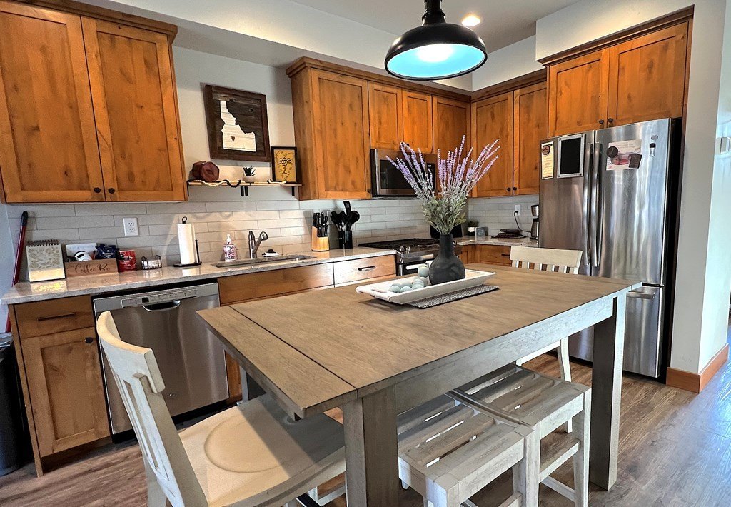 McCall, Idaho, 83638, United States, 2 Bedrooms Bedrooms, ,2.5 BathroomsBathrooms,Residential,Forsale,1996724