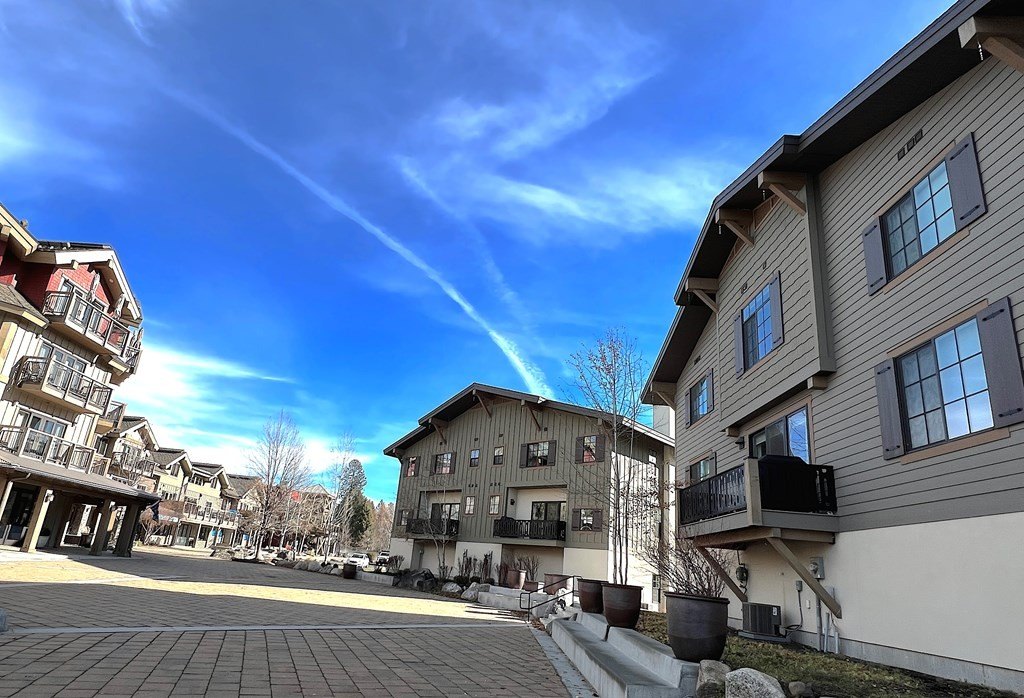 McCall, Idaho, 83638, United States, 2 Bedrooms Bedrooms, ,2.5 BathroomsBathrooms,Residential,Forsale,1996724