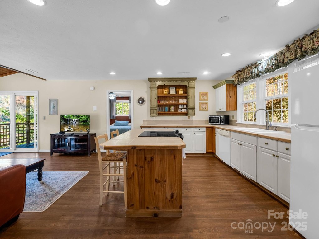 Lake Lure, North Carolina, 28746, United States, 4 Bedrooms Bedrooms, ,3.5 BathroomsBathrooms,Residential,Forsale,2004303