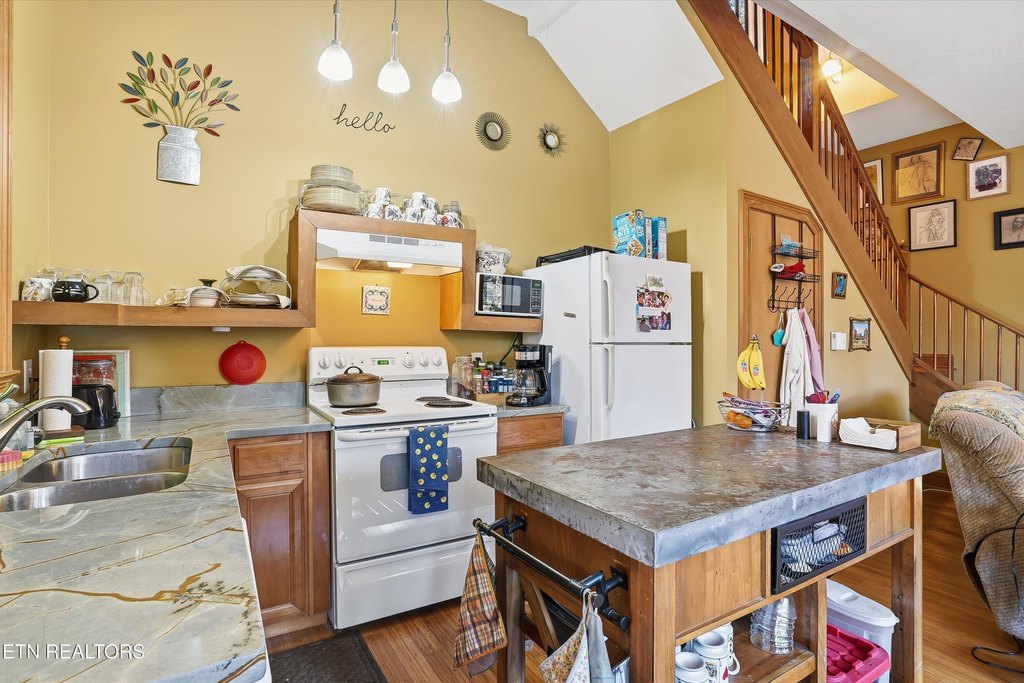 Maryville, Tennessee, 37803, United States, 2 Bedrooms Bedrooms, ,2.5 BathroomsBathrooms,Residential,Forsale,1999450