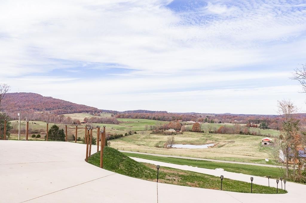 Monroe, Tennessee, 38573, United States, 3 Bedrooms Bedrooms, ,3.5 BathroomsBathrooms,Residential,Forsale,2010936