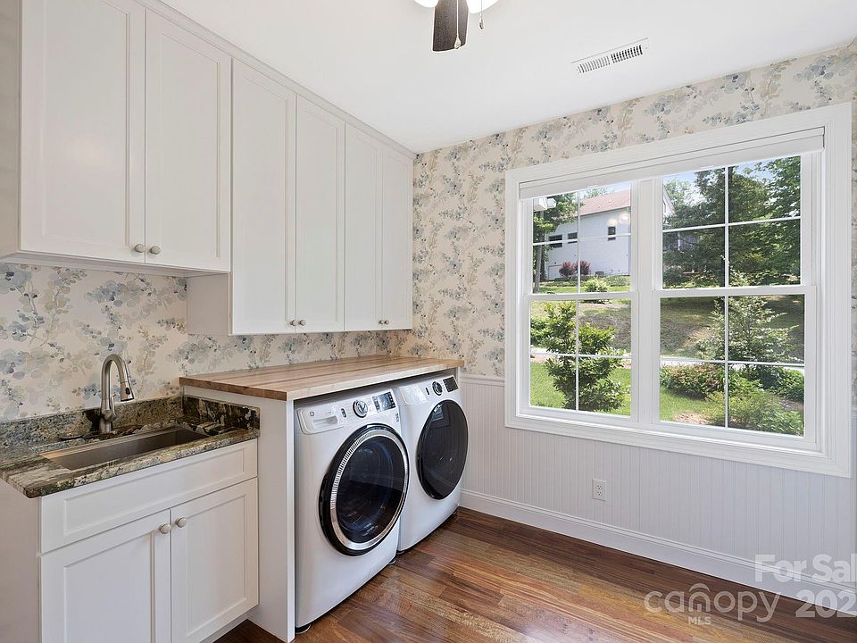 Flat Rock, North Carolina, 28731, United States, 3 Bedrooms Bedrooms, ,3 BathroomsBathrooms,Residential,Forsale,2004304