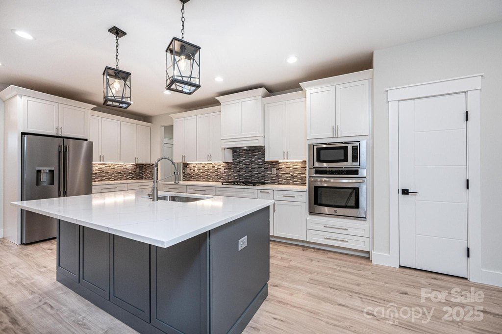 Hickory, North Carolina, 28601, United States, 4 Bedrooms Bedrooms, ,3 BathroomsBathrooms,Residential,Forsale,2007717