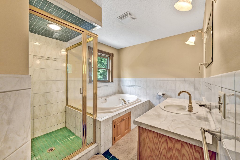 Wayne, Maine, 04284, United States, 4 Bedrooms Bedrooms, ,3 BathroomsBathrooms,Residential,Forsale,2004722