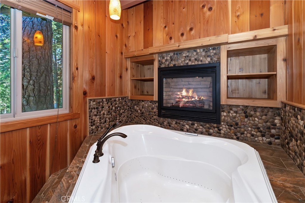 Lake Arrowhead, California, 92352, United States, 4 Bedrooms Bedrooms, ,4 BathroomsBathrooms,Residential,Forsale,2004864