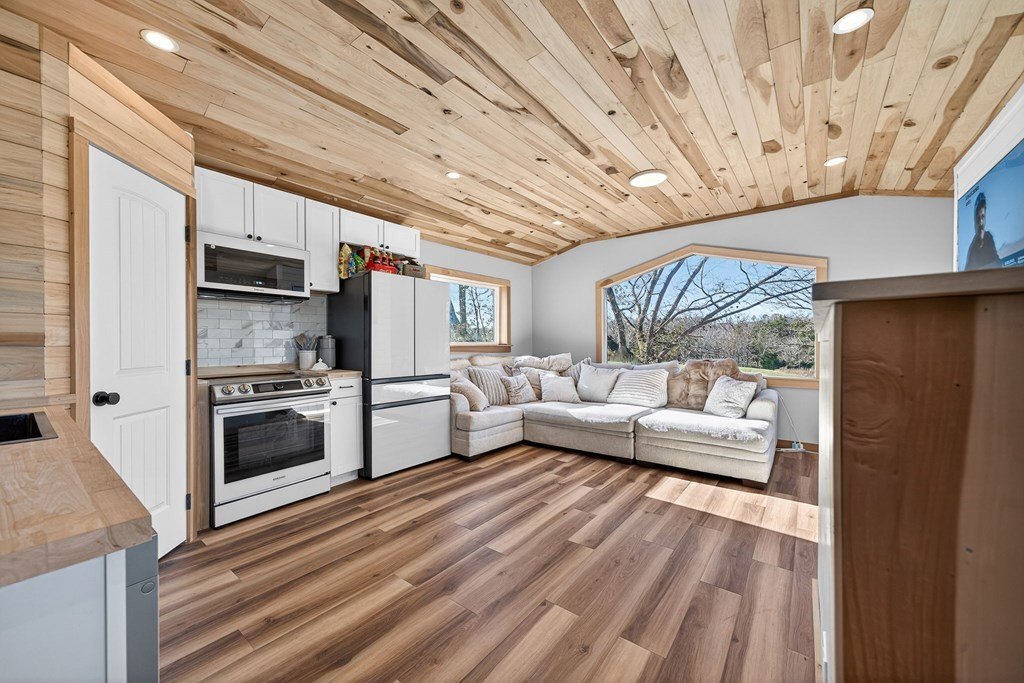 Pall Mall, Tennessee, 38577, United States, 2 Bedrooms Bedrooms, ,1.5 BathroomsBathrooms,Residential,Forsale,2010946