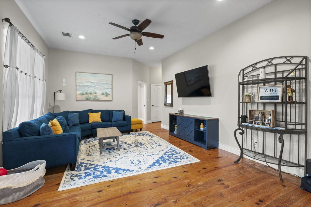 Montgomery, Texas, 77316, United States, 5 Bedrooms Bedrooms, ,3 BathroomsBathrooms,Residential,Forsale,1973417