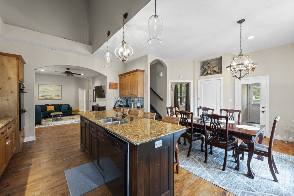 Montgomery, Texas, 77316, United States, 5 Bedrooms Bedrooms, ,3 BathroomsBathrooms,Residential,Forsale,1973417