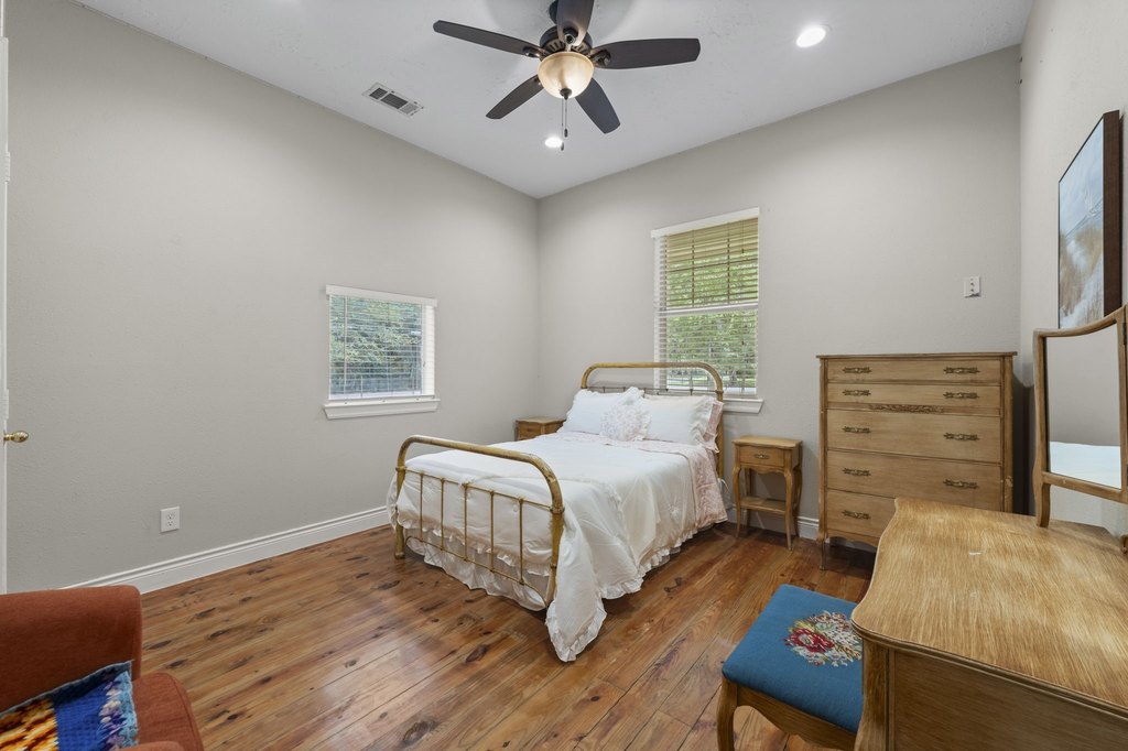 Montgomery, Texas, 77316, United States, 5 Bedrooms Bedrooms, ,3 BathroomsBathrooms,Residential,Forsale,1973417