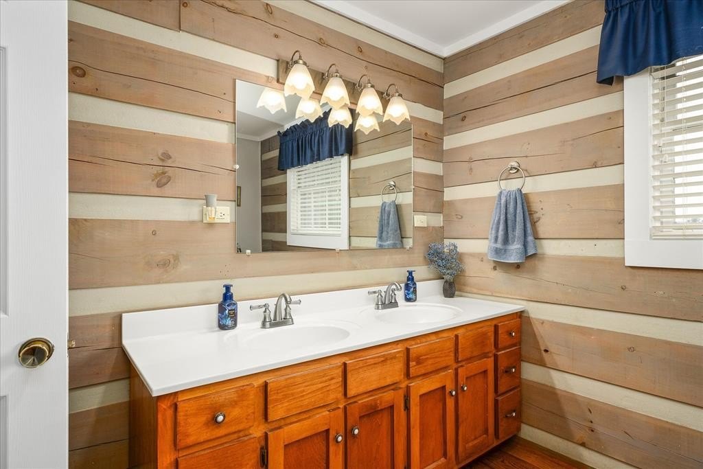 Livingston, Tennessee, 38570, United States, 5 Bedrooms Bedrooms, ,3 BathroomsBathrooms,Residential,Forsale,1968520