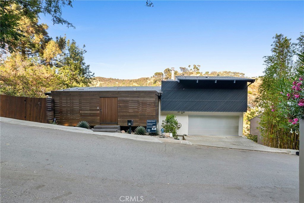 Los Angeles, California, 90046, United States, 3 Bedrooms Bedrooms, ,2 BathroomsBathrooms,Residential,Forsale,1985943