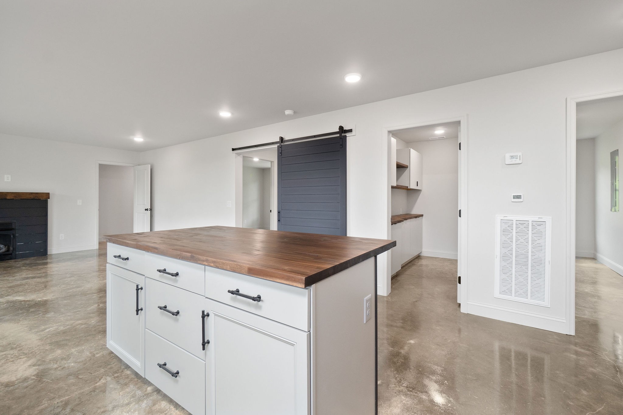 Dowelltown, Tennessee, 37059, United States, 4 Bedrooms Bedrooms, ,3 BathroomsBathrooms,Residential,Forsale,1999477