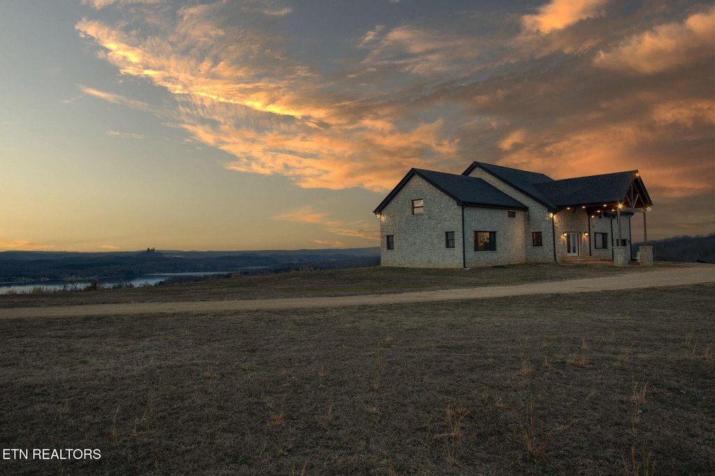 Kingston, Tennessee, 37763, United States, 5 Bedrooms Bedrooms, ,4 BathroomsBathrooms,Residential,Forsale,2012718