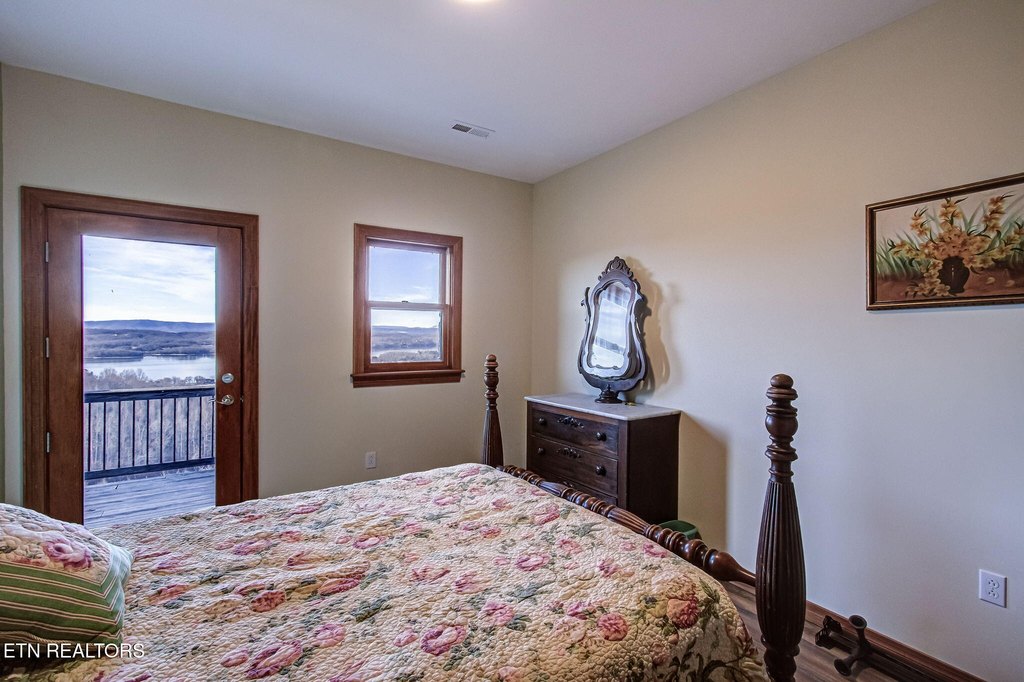 Kingston, Tennessee, 37763, United States, 5 Bedrooms Bedrooms, ,4 BathroomsBathrooms,Residential,Forsale,2012718