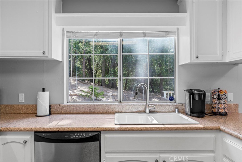 Lake Arrowhead, California, 92352, United States, 4 Bedrooms Bedrooms, ,2.5 BathroomsBathrooms,Residential,Forsale,1971038