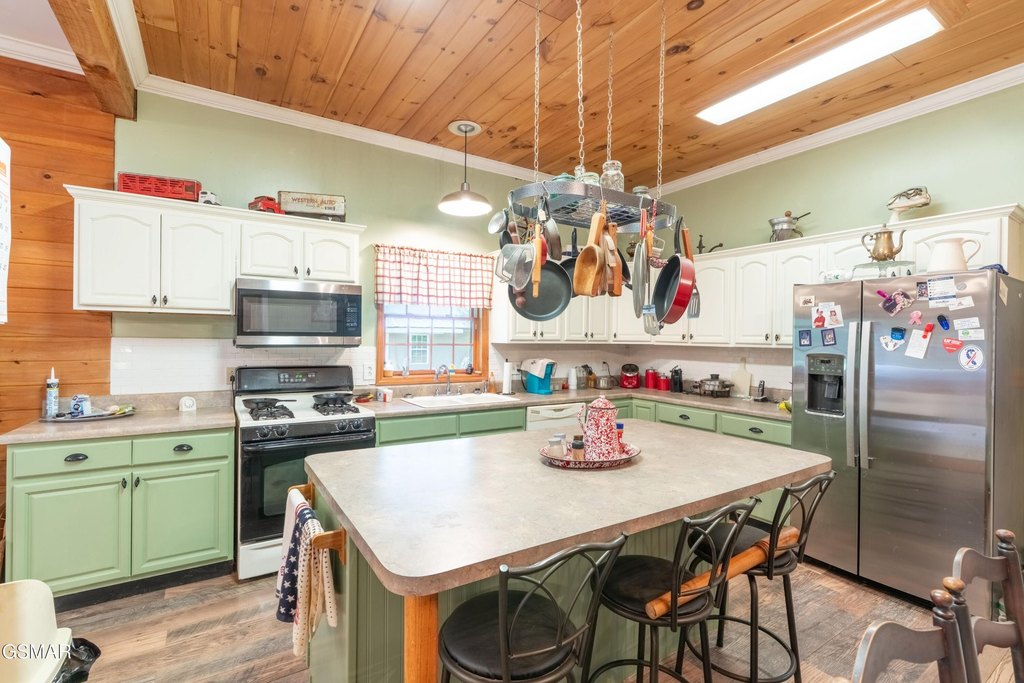 Sevierville, Tennessee, 37876, United States, 4 Bedrooms Bedrooms, ,2.5 BathroomsBathrooms,Residential,Forsale,1999448