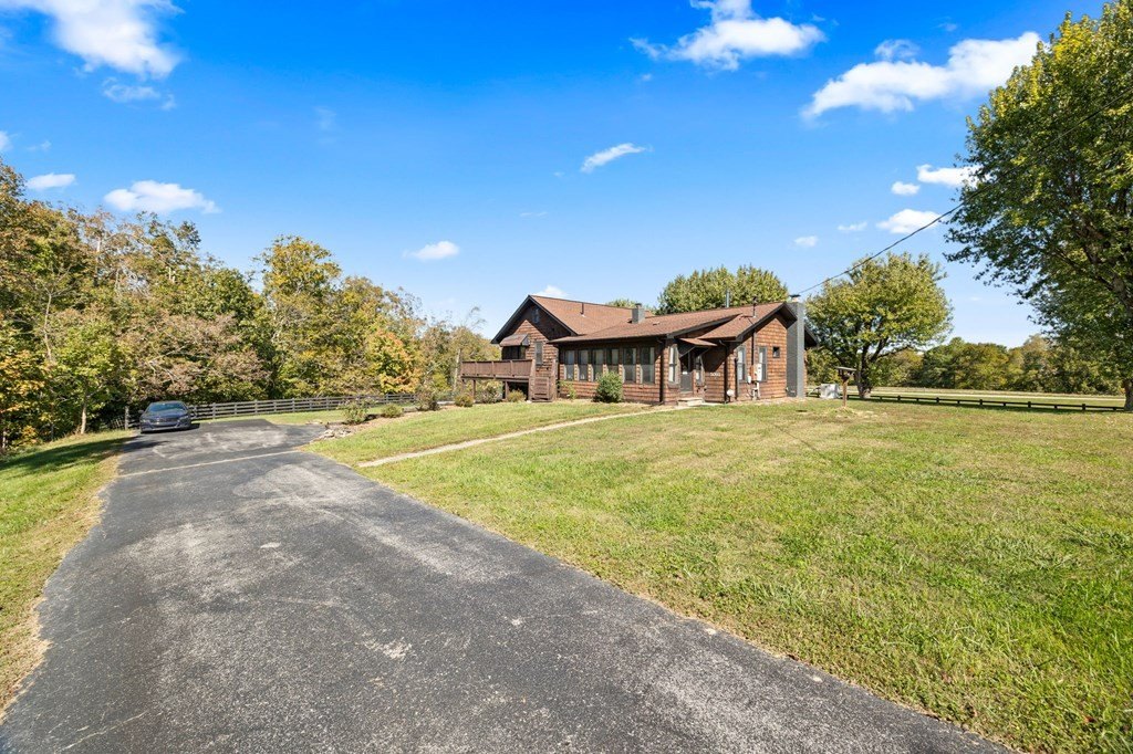 Byrdstown, Tennessee, 38549, United States, 2 Bedrooms Bedrooms, ,3 BathroomsBathrooms,Residential,Forsale,1996611