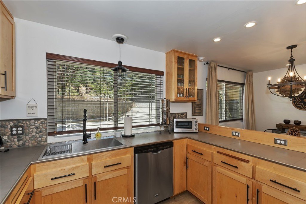 Lake Arrowhead, California, 92352, United States, 4 Bedrooms Bedrooms, ,2 BathroomsBathrooms,Residential,Forsale,2004074