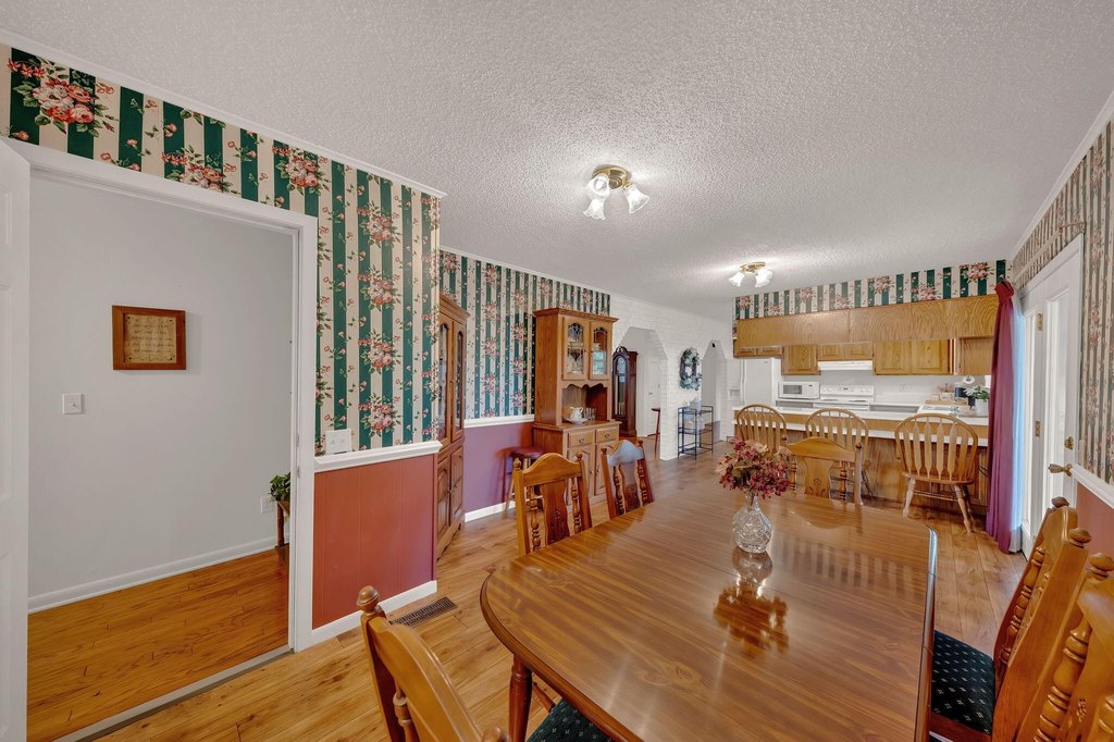 Sneedville, Tennessee, 37869, United States, 4 Bedrooms Bedrooms, ,3 BathroomsBathrooms,Residential,Forsale,1988736