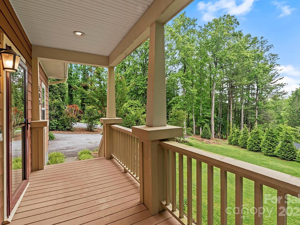 Hendersonville, North Carolina, 28739, United States, 3 Bedrooms Bedrooms, ,3 BathroomsBathrooms,Residential,Forsale,1986001