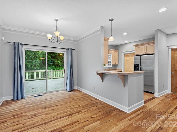 Hendersonville, North Carolina, 28739, United States, 3 Bedrooms Bedrooms, ,3 BathroomsBathrooms,Residential,Forsale,1986001