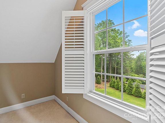 Hendersonville, North Carolina, 28739, United States, 3 Bedrooms Bedrooms, ,3 BathroomsBathrooms,Residential,Forsale,1986001