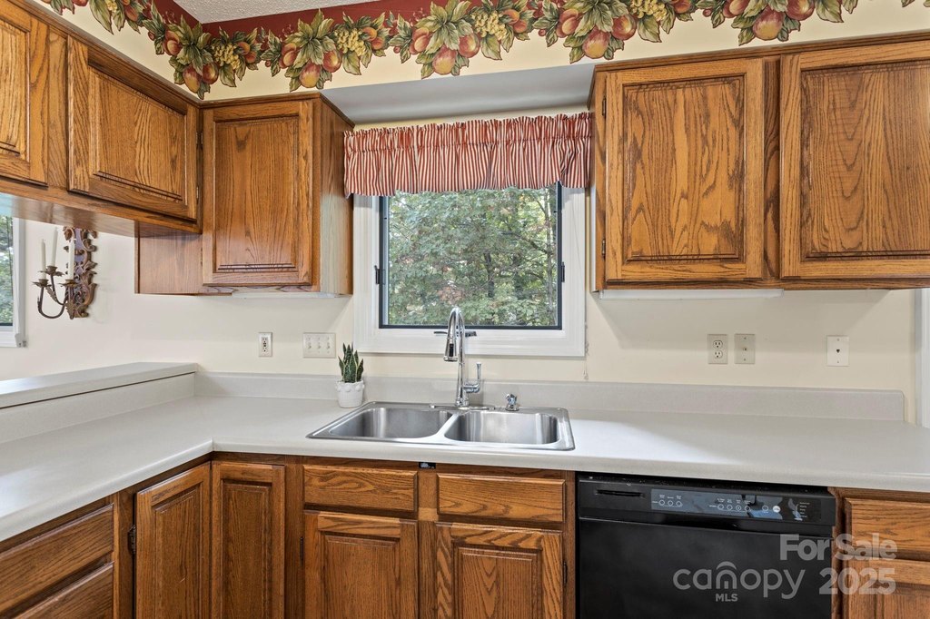 Flat Rock, North Carolina, 28731, United States, 4 Bedrooms Bedrooms, ,4 BathroomsBathrooms,Residential,Forsale,1985994