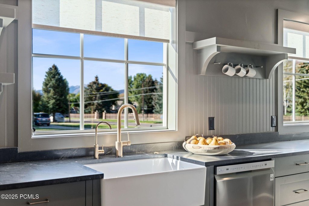 Midway, Utah, 84049, United States, 5 Bedrooms Bedrooms, ,4.5 BathroomsBathrooms,Residential,Forsale,2000237