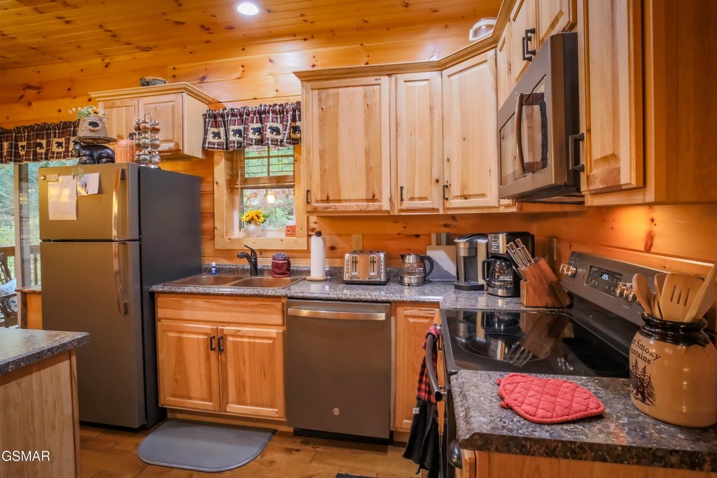 Sevierville, Tennessee, 37862, United States, 2 Bedrooms Bedrooms, ,2.5 BathroomsBathrooms,Residential,Forsale,1999461