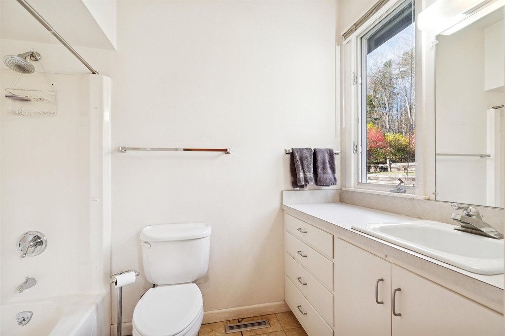 Woodstock, Vermont, 05091, United States, 2 Bedrooms Bedrooms, ,3.5 BathroomsBathrooms,Residential,Forsale,1999507