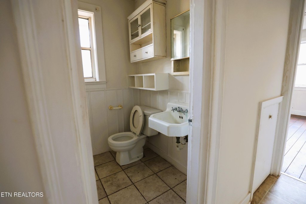 Knoxville, Tennessee, 37920, United States, 2 Bedrooms Bedrooms, ,1 BathroomBathrooms,Residential,Forsale,1999470