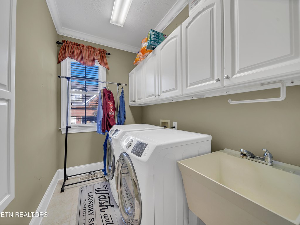 Lenoir City, Tennessee, 37772, United States, 5 Bedrooms Bedrooms, ,4.5 BathroomsBathrooms,Residential,Forsale,1999466