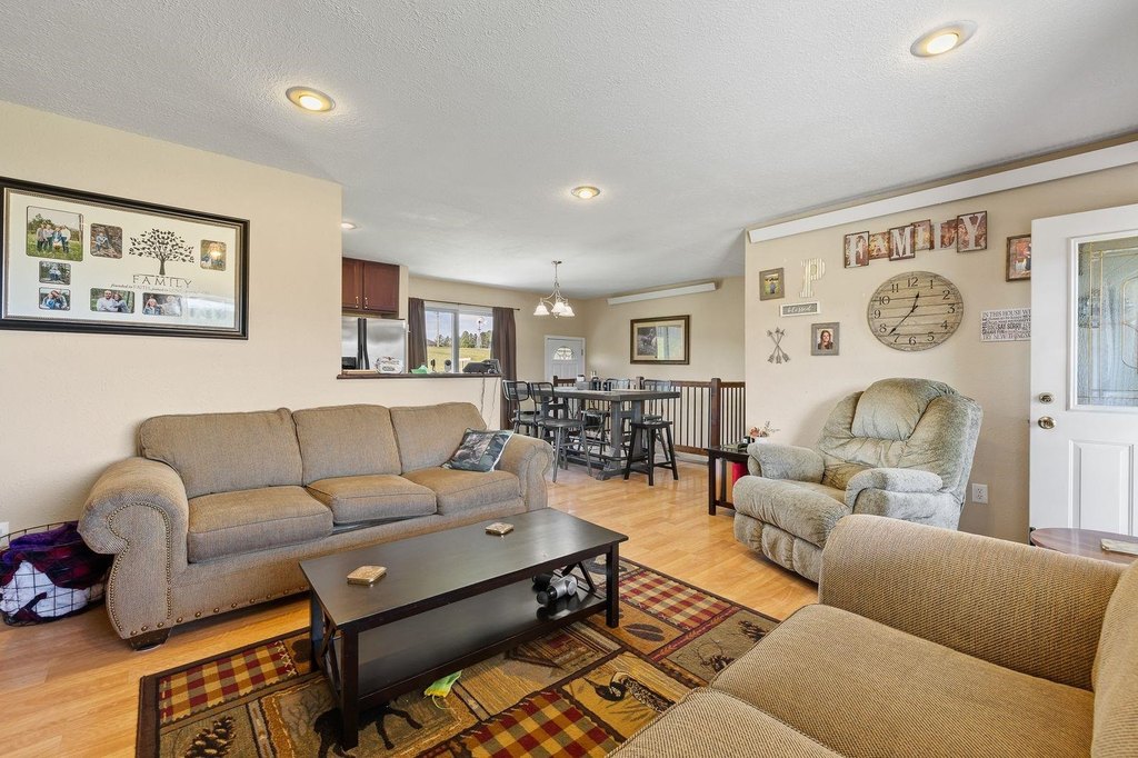 Custer, South Dakota, 57730, United States, 5 Bedrooms Bedrooms, ,2 BathroomsBathrooms,Residential,Forsale,2011080