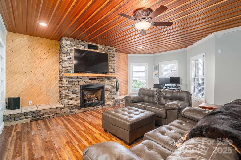 Conover, North Carolina, 28613, United States, 3 Bedrooms Bedrooms, ,4.5 BathroomsBathrooms,Residential,Forsale,2007719