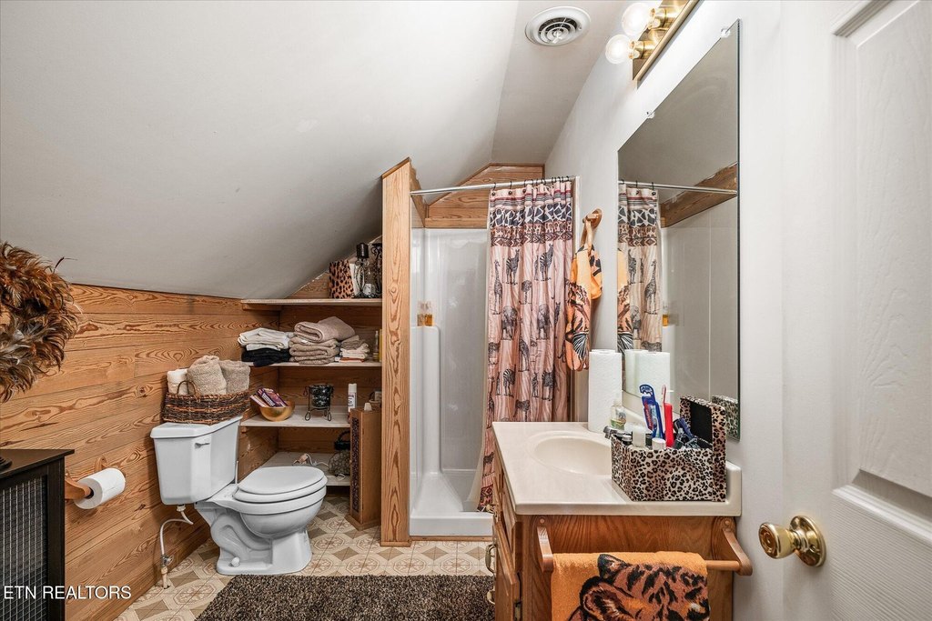 Jamestown, Tennessee, 38556, United States, 3 Bedrooms Bedrooms, ,4 BathroomsBathrooms,Residential,Forsale,1885998