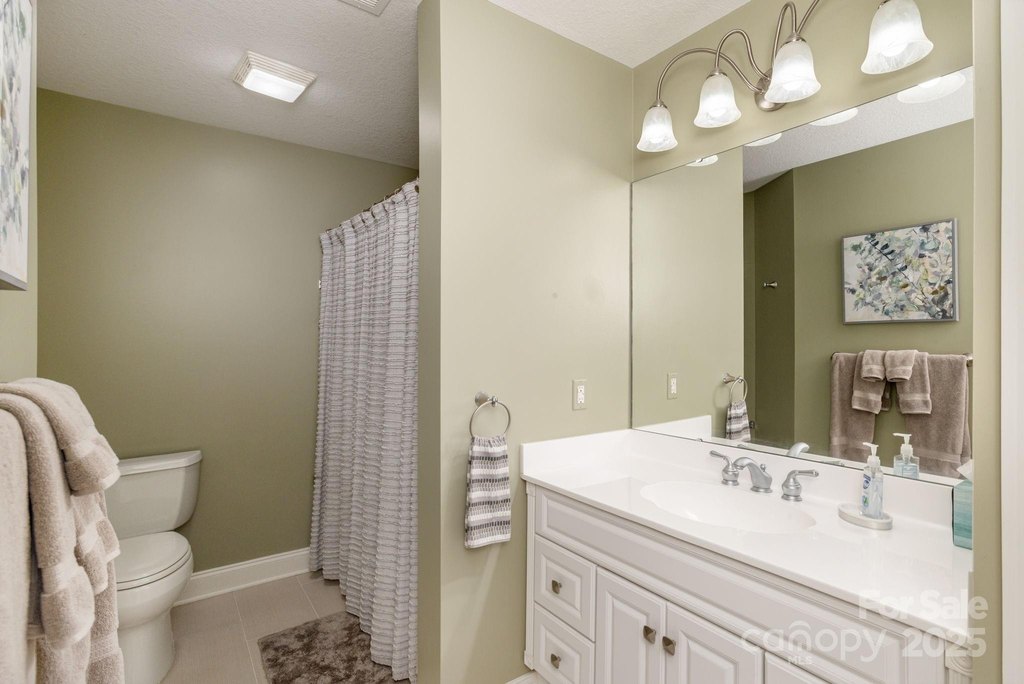 Flat Rock, North Carolina, 28731, United States, 3 Bedrooms Bedrooms, ,3 BathroomsBathrooms,Residential,Forsale,1985995