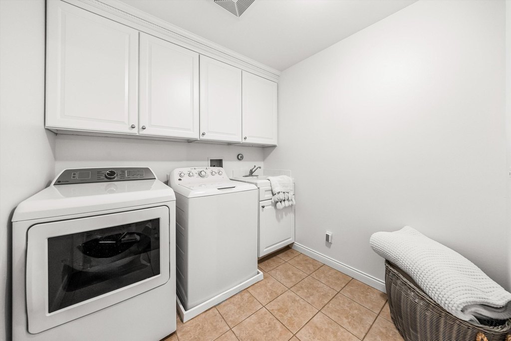 SANTA BARBARA, California, 93101, United States, 2 Bedrooms Bedrooms, ,2.5 BathroomsBathrooms,Residential,Forsale,2004320