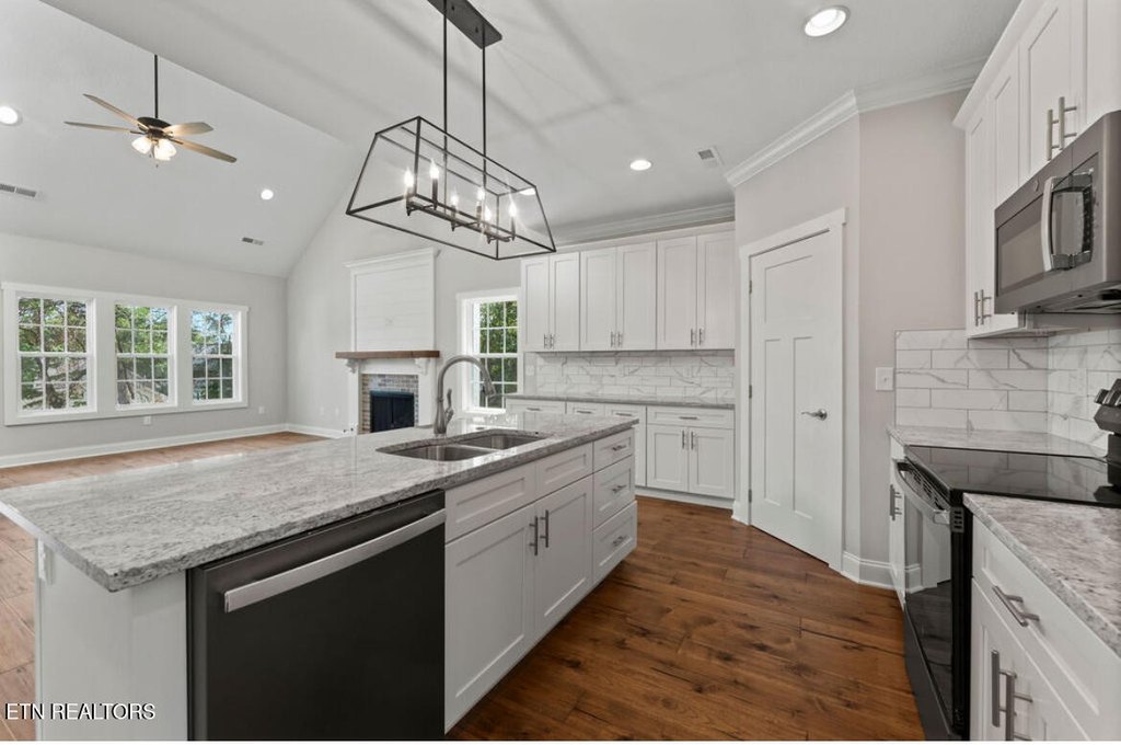 Lenoir City, Tennessee, 37771, United States, 5 Bedrooms Bedrooms, ,3.5 BathroomsBathrooms,Residential,Forsale,1999349