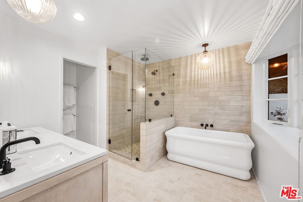 Malibu, California, 90265, United States, 4 Bedrooms Bedrooms, ,3.5 BathroomsBathrooms,Residential,Forsale,1922122