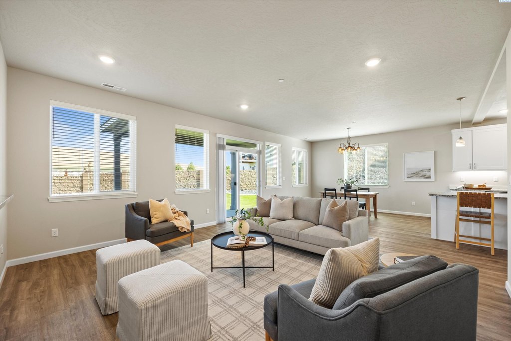 Richland, Washington, 99352, United States, 4 Bedrooms Bedrooms, ,2.5 BathroomsBathrooms,Residential,Forsale,1990696