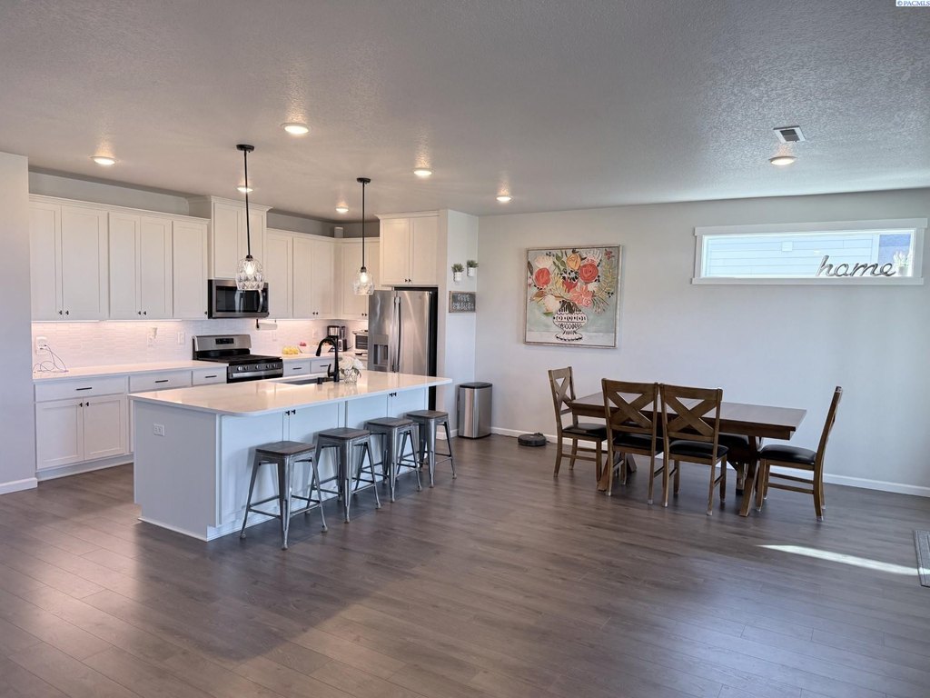 West Richland, Washington, 99353, United States, 4 Bedrooms Bedrooms, ,2 BathroomsBathrooms,Residential,Forsale,1990697