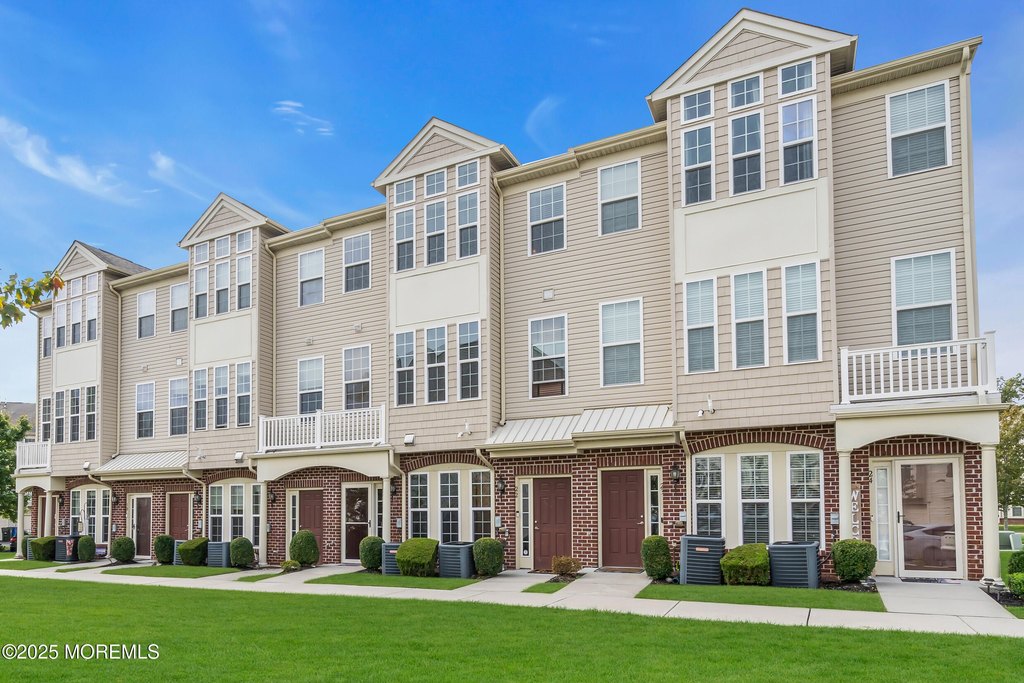 Tinton Falls, New Jersey, 07753, United States, 2 Bedrooms Bedrooms, ,2.5 BathroomsBathrooms,Residential,Forsale,1994029