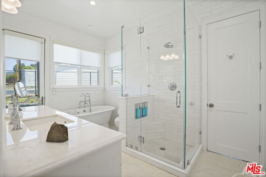 Malibu, California, 90265, United States, 5 Bedrooms Bedrooms, ,4.5 BathroomsBathrooms,Residential,Forsale,2001438