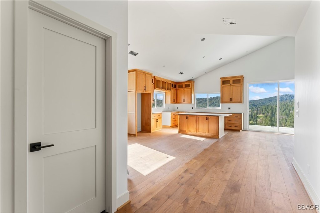 Lake Arrowhead, California, 92352, United States, 3 Bedrooms Bedrooms, ,4 BathroomsBathrooms,Residential,Forsale,1886286