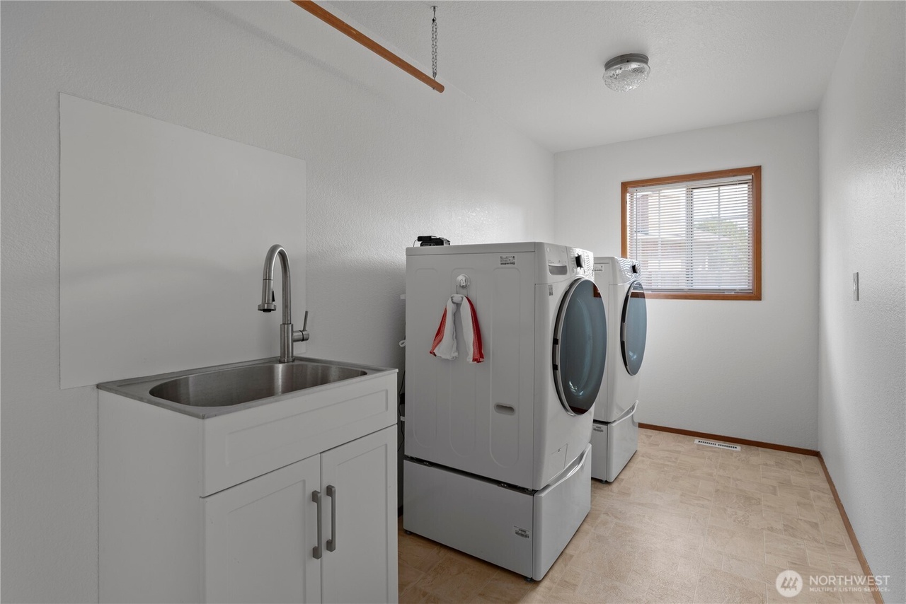 Oak Harbor, Washington, 98277, United States, 4 Bedrooms Bedrooms, ,2 BathroomsBathrooms,Residential,Forsale,1965888