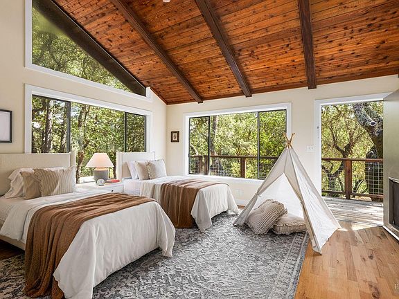 Healdsburg, California, 95448, United States, 3 Bedrooms Bedrooms, ,2 BathroomsBathrooms,Residential,Forsale,1985931